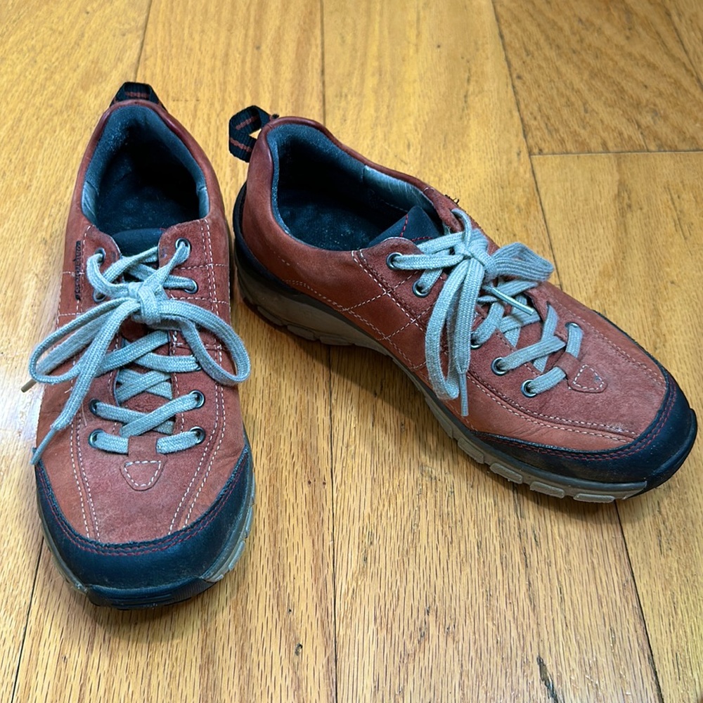 Clark’s Wave Walk Shoe in Teracotta Size 5.5M